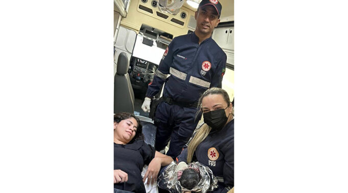 Enfermeira Tianny Marcelino e o condutor Raimarkes de Oliveira com mãe e filho na ambulância do SAMU.