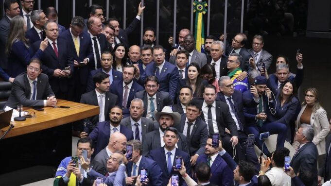 oposicao-defende-anistia-aos-presos-nos-atos-golpistas-em-8-de-janeiro-1758158864774_v2_900x506