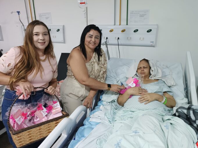 A-distribuicao-dos-lencos-avconteceu-tambem-nas-enfermarias