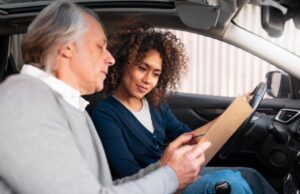 Motoristas que acompanham multas e débitos do carro reduzem risco de bloqueios e problemas legais