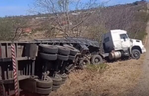 Acidente com caminhão carregado de postes é registrado em Imaculada