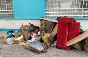 Idoso vive em situação de extrema vulnerabilidade ao lado de igreja em Patos e mobiliza apelo à solidariedade. Vídeo