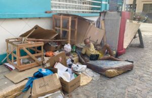 Presidente do Conselho Municipal do Idoso fala sobre homem que vive em situação de rua em Patos. Vídeo