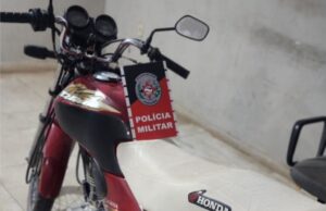 Polícia Militar apreende moto com restrição de roubo/furto, em Teixeira