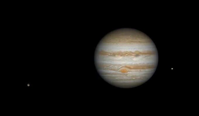 the-dance-of-jupiters-moons