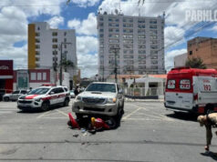Homem fica ferido em colisão envolvendo caminhonete e motoneta no centro de Patos. Vídeo