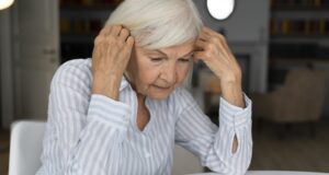 Alzheimer pode atingir 5,7 milhões de brasileiros até 2050; especialista alerta para sinais iniciais