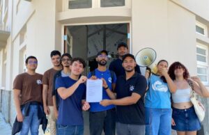 Estudantes fazem ato em frente à prefeitura, protocolam ofício e exigem transporte público coletivo em Patos. Vídeo