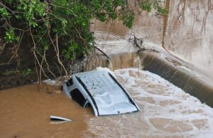 Carro cai em ponte e fica submerso entre São João do Peixe e Santa Helena. Vídeo