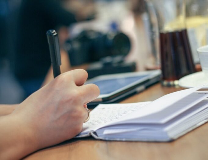 69c3e027ee38d_hand-1868015_960_720