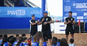 Crianças de projetos sociais participam de atividade com atletas da seleção brasileira de beach soccer