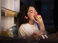 Compulsão alimentar afeta 4,7% dos brasileiros; psicólogo explica sinais e impactos