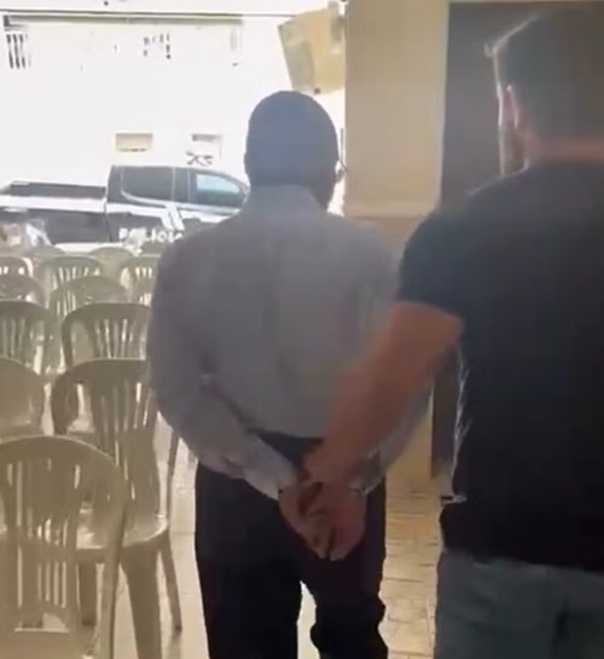 homem-e-preso-dentro-de-igreja