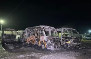 Incêndio destrói seis ônibus escolares e um caminhão em garagem municipal de Queimadas