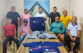 Prefeitura de Quixaba faz entrega de fardamentos a servidores de Transportes que atuam na Educação