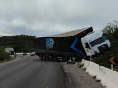 Trecho da BR-230 é interditado após caminhão perder controle e atingir barreira, em Junco do Seridó