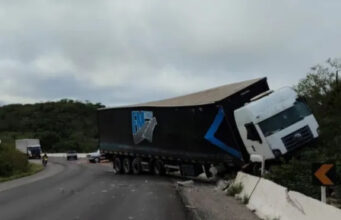 Trecho da BR-230 é interditado após caminhão perder controle e atingir barreira, em Junco do Seridó