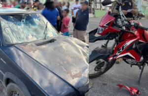 Dois homens ficam gravemente feridos em colisão envolvendo carro e moto em Santa Terezinha