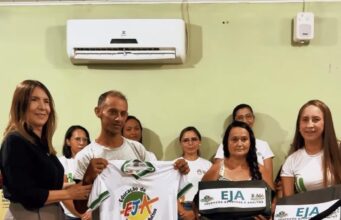 Prefeitura de São José do Bonfim fortalece educação com apresentação das turmas do EJA e entrega de material didático