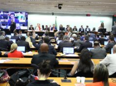 Comissão na Câmara aprova PEC que acaba com a escala 6×1