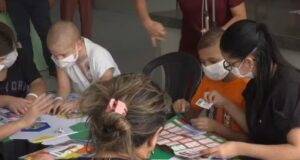Troca de figurinhas da Copa do Mundo une crianças em tratamento contra o câncer no Hospital Napoleão Laureano, em João Pessoa