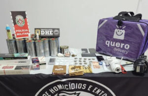 Três pessoas são presas e um adolescente apreendido em ação conjunta da DHE e 3º BPM; drogas e 21 litros de loló são apreendidos