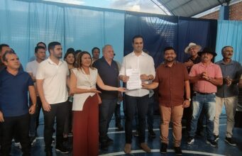 Governador assina convênios que beneficiam Quixaba na saúde e infraestrutura