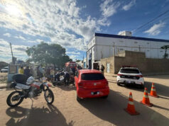 Grávida fica ferida em colisão envolvendo carro e moto em Patos