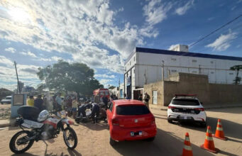 Grávida fica ferida em colisão envolvendo carro e moto em Patos