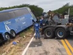 Ônibus com time de basquete de escolas capota e deixa 7 mortos no Ceará