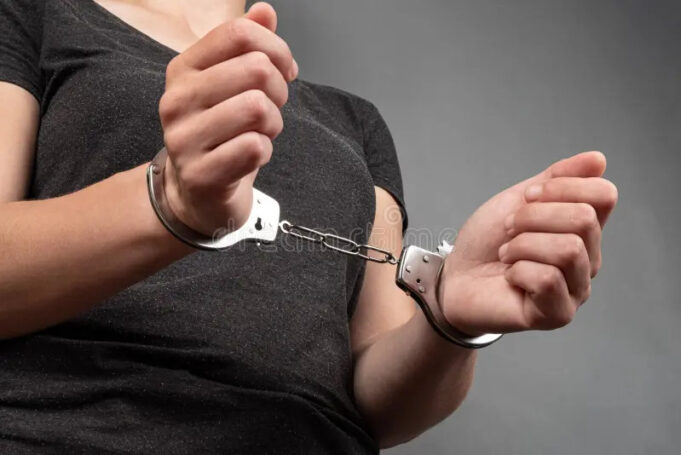 detencao-de-uma-mulher-algemada-por-um-crime-224535781
