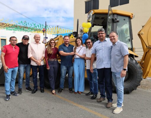 Prefeitura de São Mamede faz entrega de nova retroescavadeira