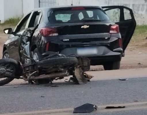 Jovem fica ferido em colisão envolvendo carro e moto em Sousa