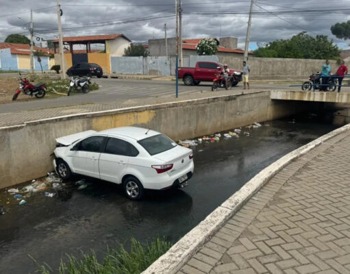 Motorista perde controle de carro e cai em canal em Patos. Vídeo