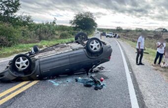 Carro capota ao colidir com caminhonete em Itaporanga