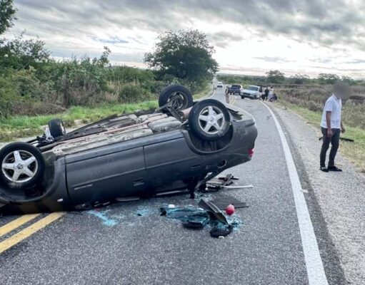 Carro capota ao colidir com caminhonete em Itaporanga