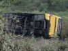 Ônibus com mais de 40 romeiros tomba e deixa mortos e feridos no Ceará. Vídeo