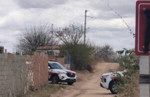 Polícia Militar conduz dois homens à delegacia após denúncia de pichação em placas públicas em Várzea