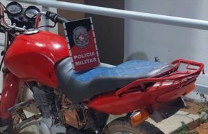 Polícia Militar recupera moto roubada em Brejinho-PE e escondida em área de mata, em Matureia