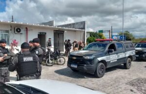 Três suspeitos são mortos e armas são apreendidas após troca de tiros com a polícia, em Bayeux
