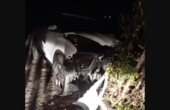 Motorista perde controle e carro bate em árvore na zona rural de Bom Sucesso